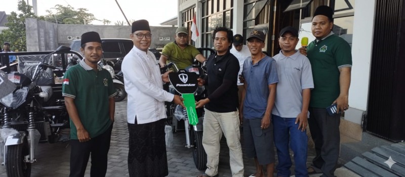 Foto Suasana Bahagianya Para Petani dari Poktan Belang Motong saat Menerima Bantuan Kendaraan Roda 3 dari Dewan HM Gerindra pada Minggu (5/10/2025)